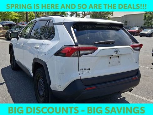 Used 2019 Toyota RAV4 LE image 5