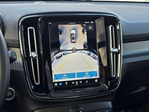 Used 2025 Volvo XC40 B5 Plus image 23