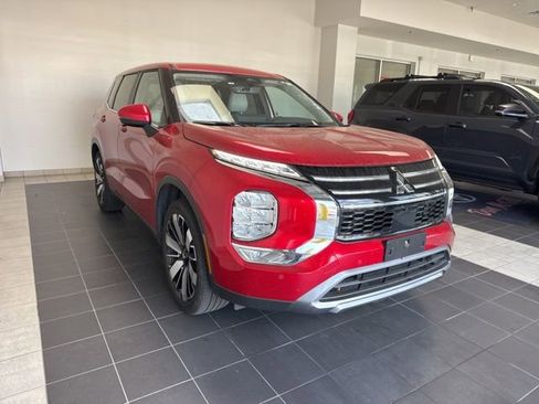 Used 2025 Mitsubishi Outlander SE image 2