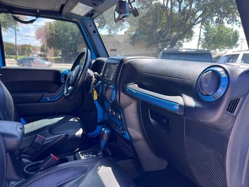 Used 2017 Jeep Wrangler Unlimited Sahara w/ Connectivity Group AWD/4WD image 33