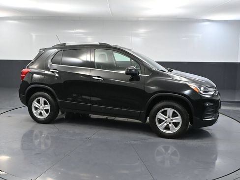 Used 2020 Chevrolet Trax LT w/ LT Convenience Package AWD/4WD image 3