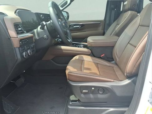 Used 2025 Chevrolet Tahoe High Country AWD/4WD image 18