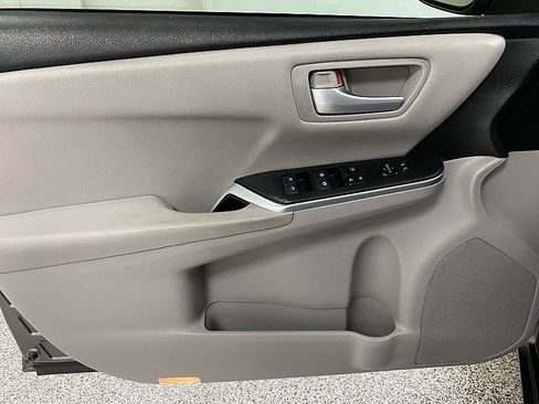 Used 2017 Toyota Camry LE image 9