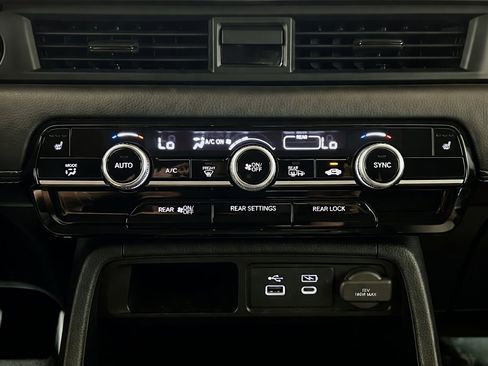 Used 2025 Honda Pilot EX-L image 11