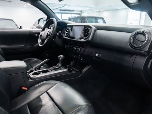 Used 2021 Toyota Tacoma TRD Off-Road image 7