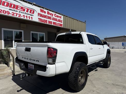Used 2018 Toyota Tacoma TRD Off-Road w/ Technology Package AWD/4WD image 3