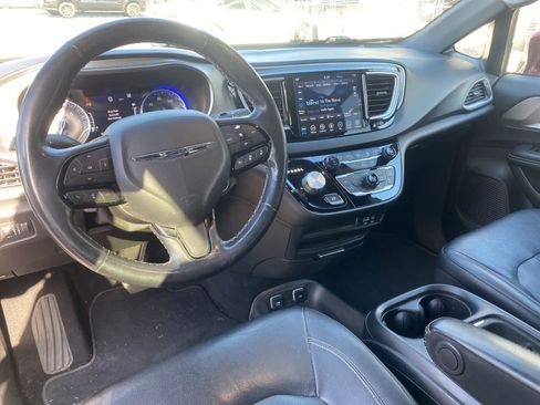 Used 2020 Chrysler Pacifica Touring-L image 10
