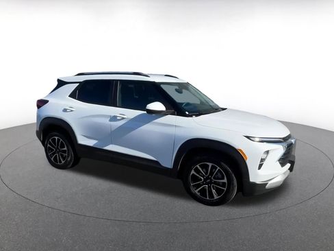 Used 2025 Chevrolet TrailBlazer LT image 2