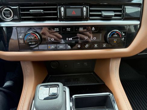Certified 2024 Nissan Pathfinder Platinum FWD image 19