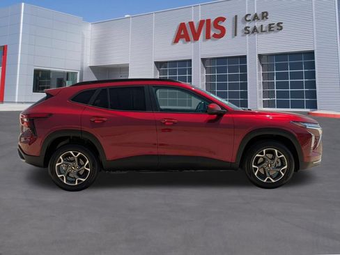 Used 2025 Chevrolet Trax LT w/ LT Convenience Package FWD image 4