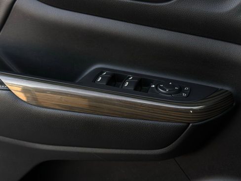 Used 2019 GMC Acadia SLE FWD image 16