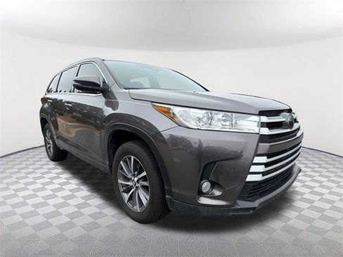 Used 2018 Toyota Highlander XLE image 3