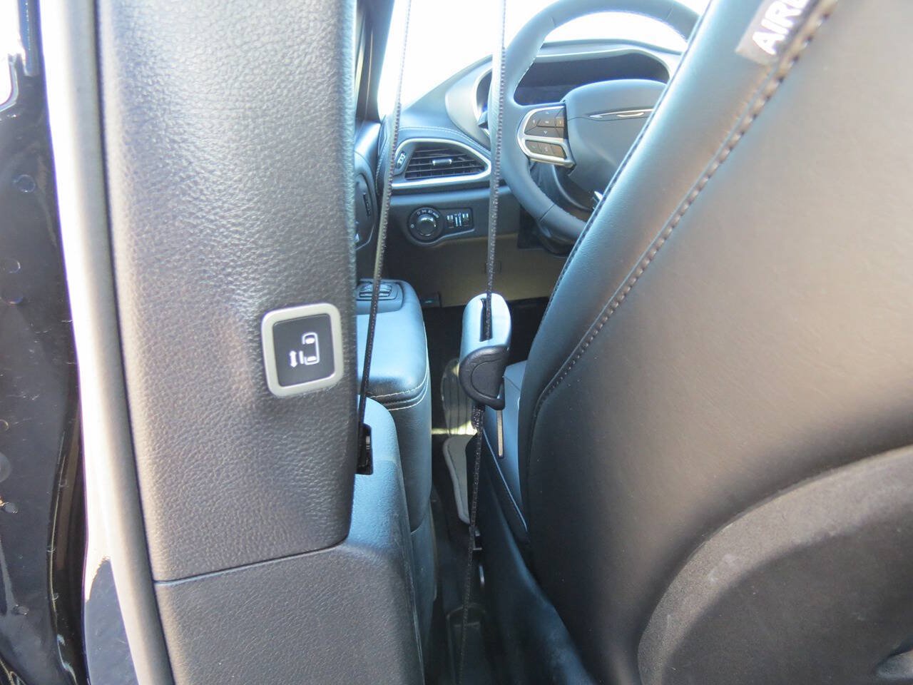 Used 2027 Chrysler Pacifica Select FWD image 16