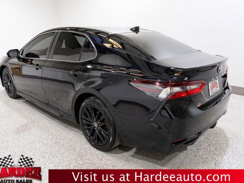Used 2021 Toyota Camry SE FWD image 3