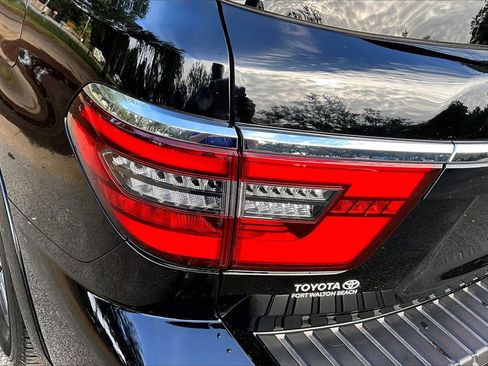 Used 2022 Nissan Armada SV w/ SV Appearance Package image 20