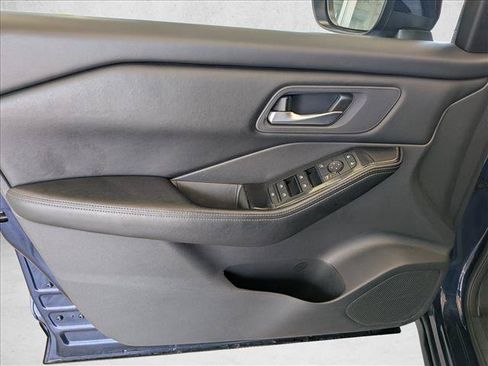 Used 2025 Nissan Rogue SV FWD image 11