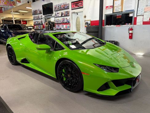 Used 2024 Lamborghini Huracan EVO image 3