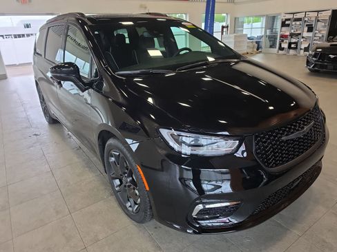 Used 2026 Chrysler Pacifica Limited w/ S Appearance Package FWD image 5