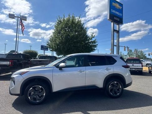 Used 2024 Nissan Rogue SV AWD/4WD image 2