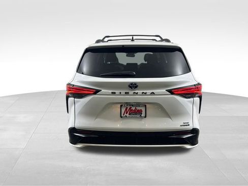Used 2022 Toyota Sienna XSE image 4