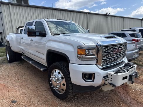 Used 2019 GMC Sierra 3500 Denali w/ Duramax Plus Package AWD/4WD image 2