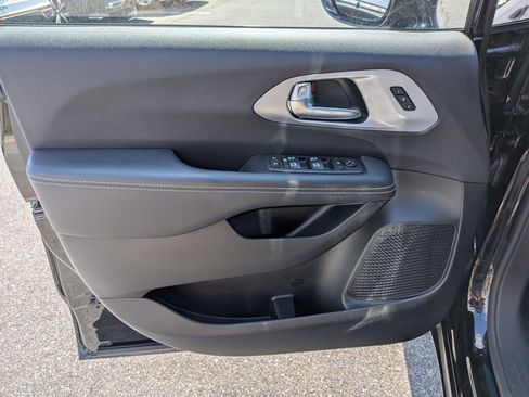 Used 2025 Chrysler Pacifica Limited image 11