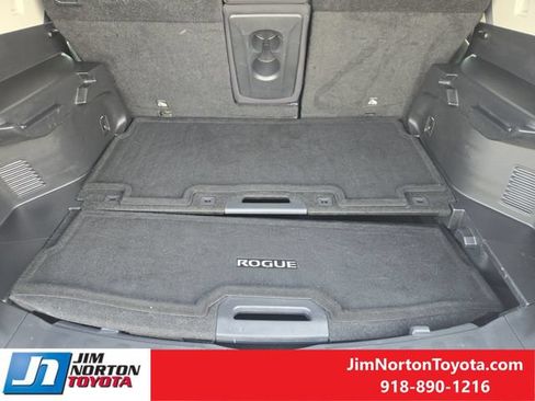 Used 2018 Nissan Rogue SV w/ Premium Package FWD image 33
