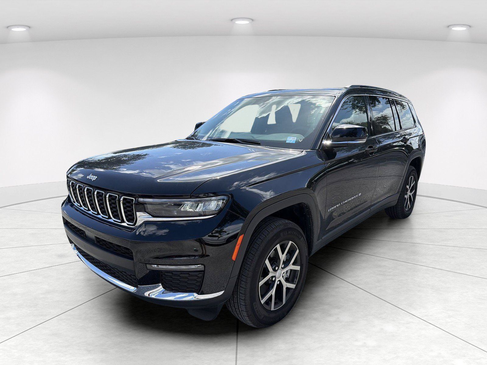 Used 2025 Jeep Grand Cherokee L Limited w/ Trailer Tow Package AWD/4WD image 8