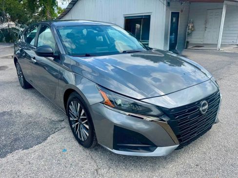 Used 2025 Nissan Altima 2.5 SV FWD image 11