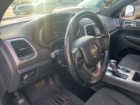 Used 2018 Jeep Grand Cherokee Laredo AWD/4WD image 12