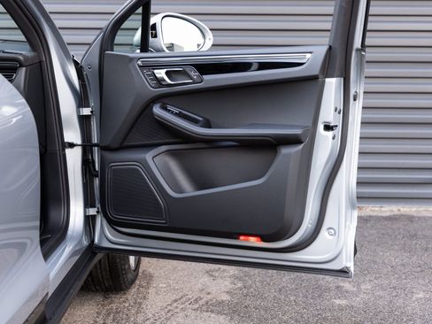 Certified 2026 Porsche Macan Base image 31