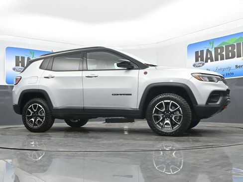 Used 2025 Jeep Compass Trailhawk AWD/4WD image 22
