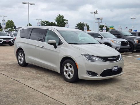 Used 2017 Chrysler Pacifica Touring Plus w/ Tire & Wheel Group FWD image 3