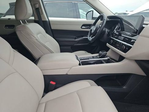 Certified 2025 Nissan Pathfinder SL w/ Black Appearance Package FWD image 6