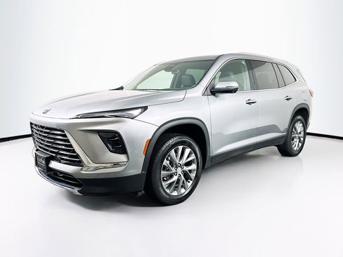 Used 2025 Buick Enclave Preferred image 3