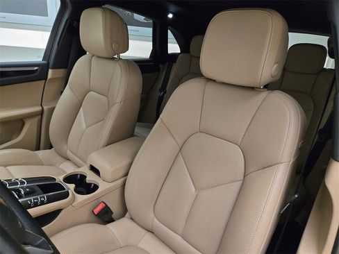 Used 2020 Porsche Macan image 32