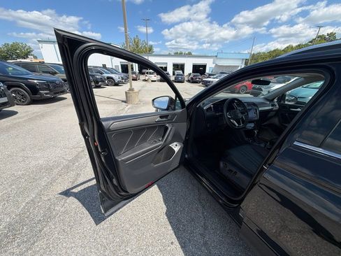 Used 2022 Volkswagen Tiguan SE AWD/4WD image 14