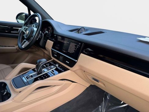 Used 2022 Porsche Cayenne w/ Premium Package image 38