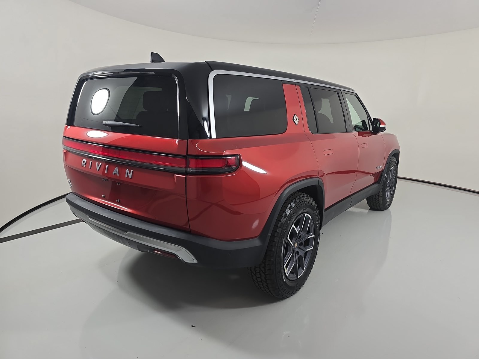 Used 2024 Rivian R1S Adventure Dual AWD/4WD image 5