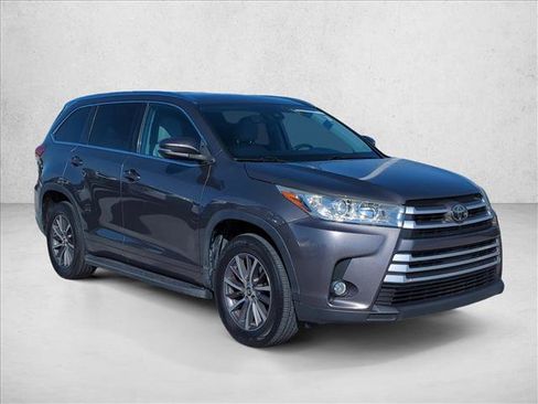 Used 2018 Toyota Highlander XLE image 3