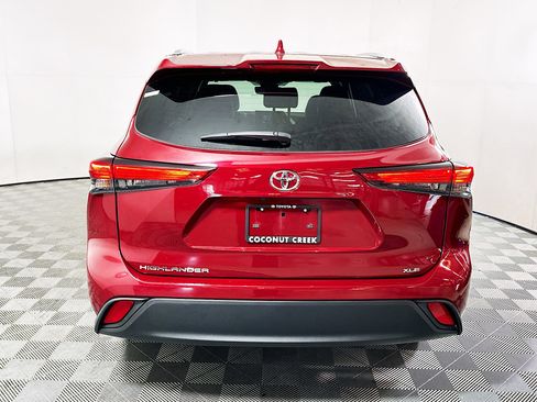 Used 2023 Toyota Highlander XLE image 4