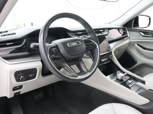 Used 2022 Jeep Grand Cherokee Overland AWD/4WD image 15