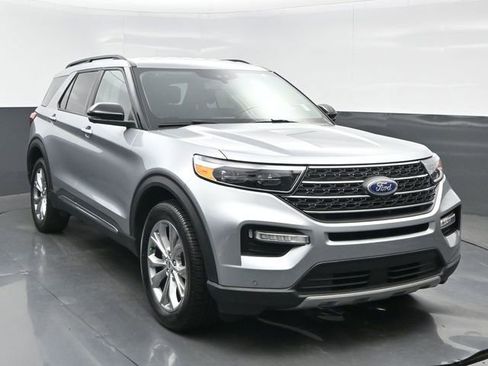 Used 2023 Ford Explorer XLT w/ Equipment Group 202A AWD/4WD image 8