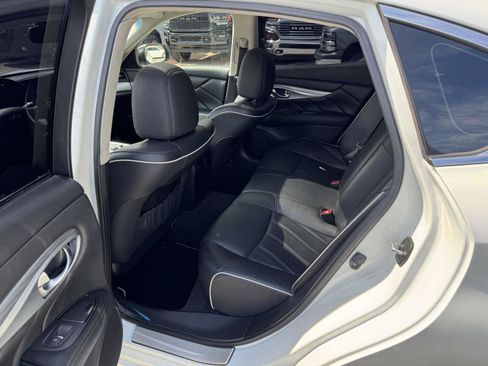 Used 2018 INFINITI Q70 Luxe RWD image 7