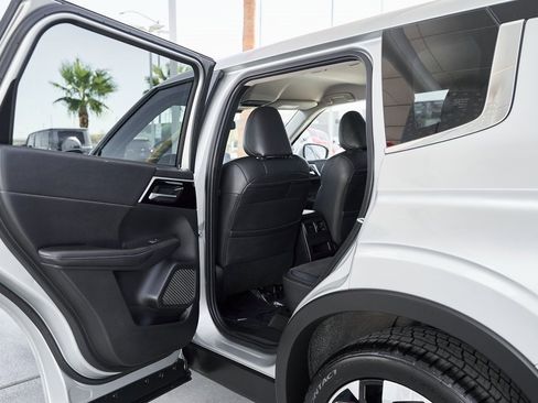 Used 2024 Mitsubishi Outlander SE image 16