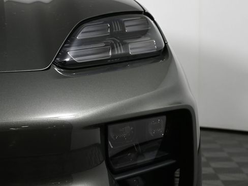 Used 2025 Porsche Macan 4S Electric AWD/4WD image 11