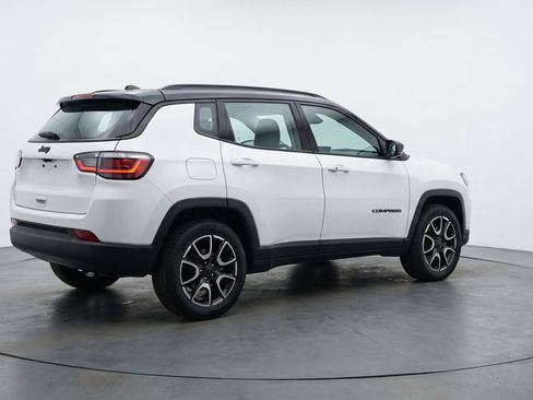 Used 2025 Jeep Compass Trailhawk AWD/4WD image 9