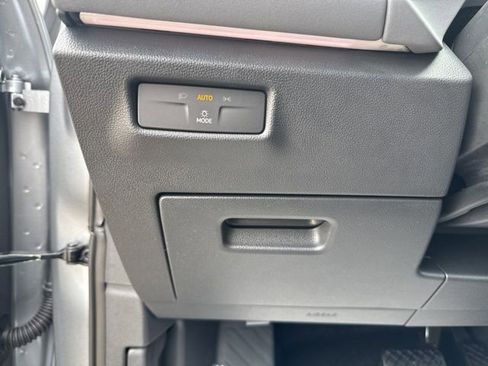 New 2025 Volkswagen Tiguan SE image 8