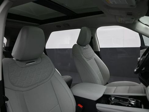 Certified 2025 Ford Explorer Platinum w/ Ultimate Package AWD/4WD image 33