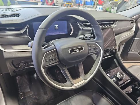 Used 2023 Jeep Grand Cherokee Limited w/ Black Appearance Package image 16